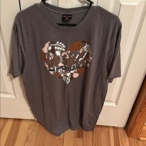 Gray Heart Graphic Short Sleeve Tee